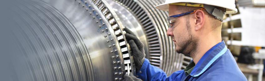 Mann bei der Instandhaltung einer Maschine