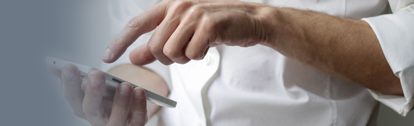 Person telefoniert mit Smartphone