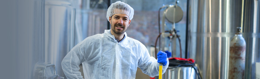 Mann bei der Reinigung eines Maschinenraumes