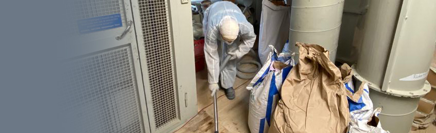 Mann bei der Reinigung des Bodens