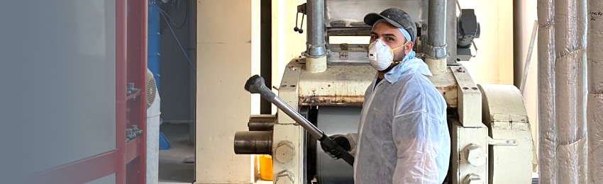 Mann bei der Reinigung einer Mühle