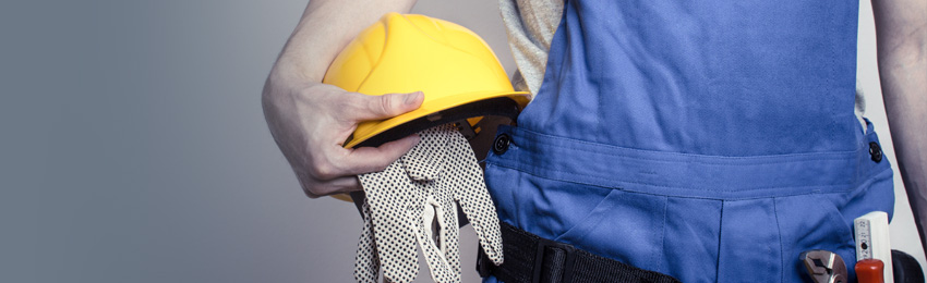 Mann bei der Reinigung einer Produktionsanlage